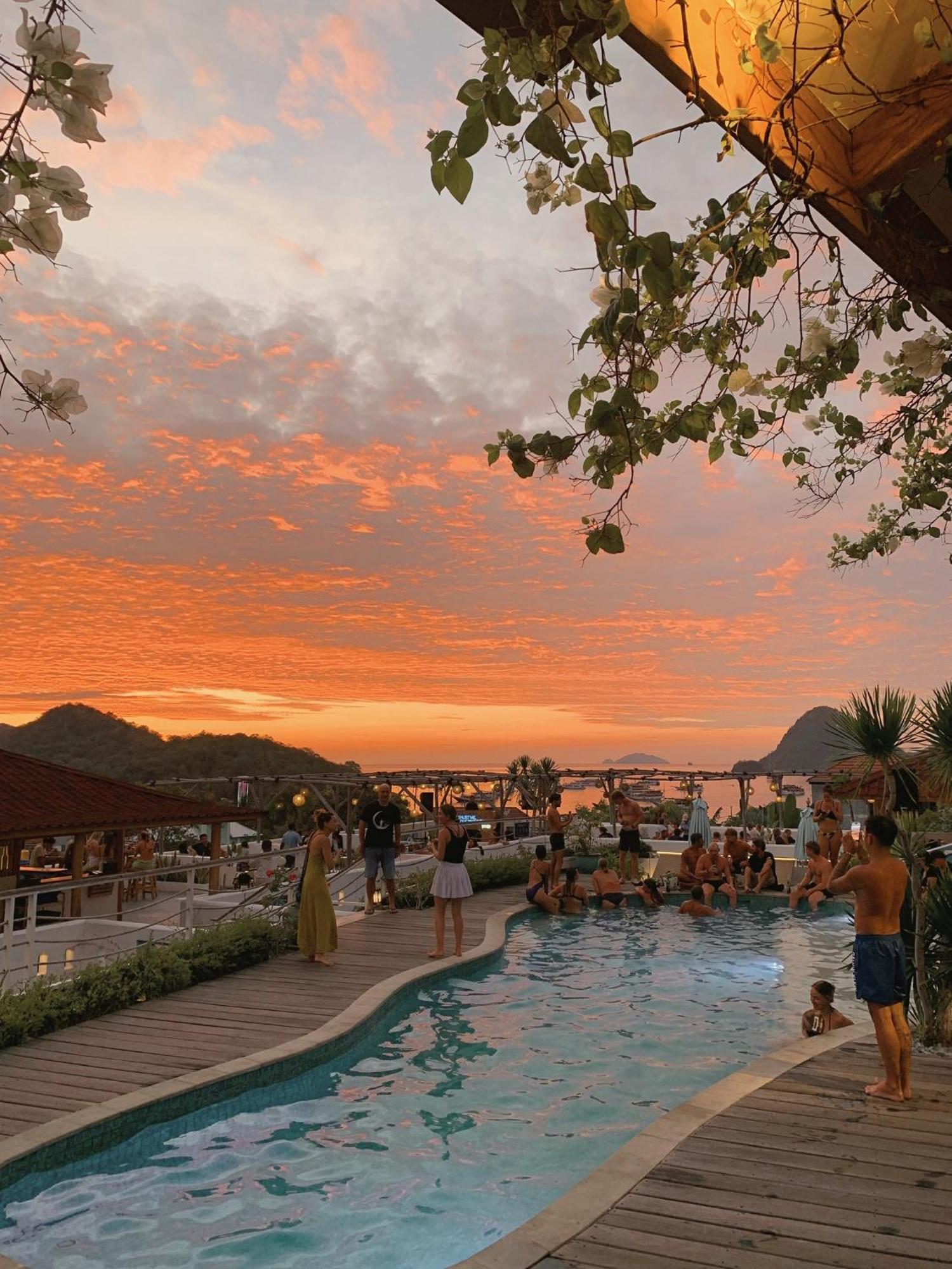 Seaesta Komodo Hostel & Hotel Лабуан Баджо Екстериор снимка