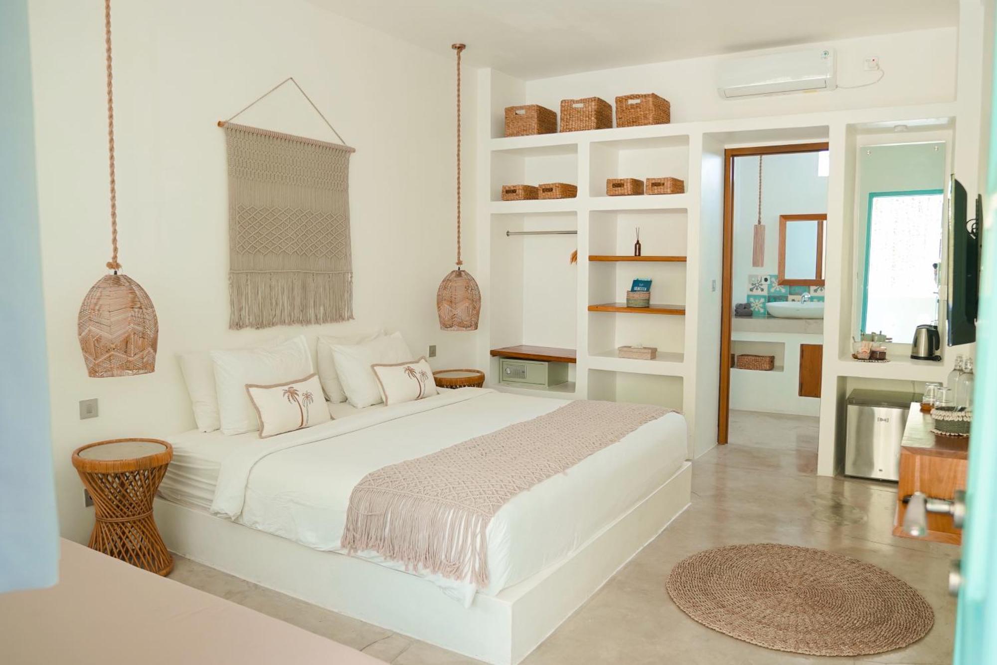 Seaesta Komodo Hostel & Hotel Лабуан Баджо Екстериор снимка