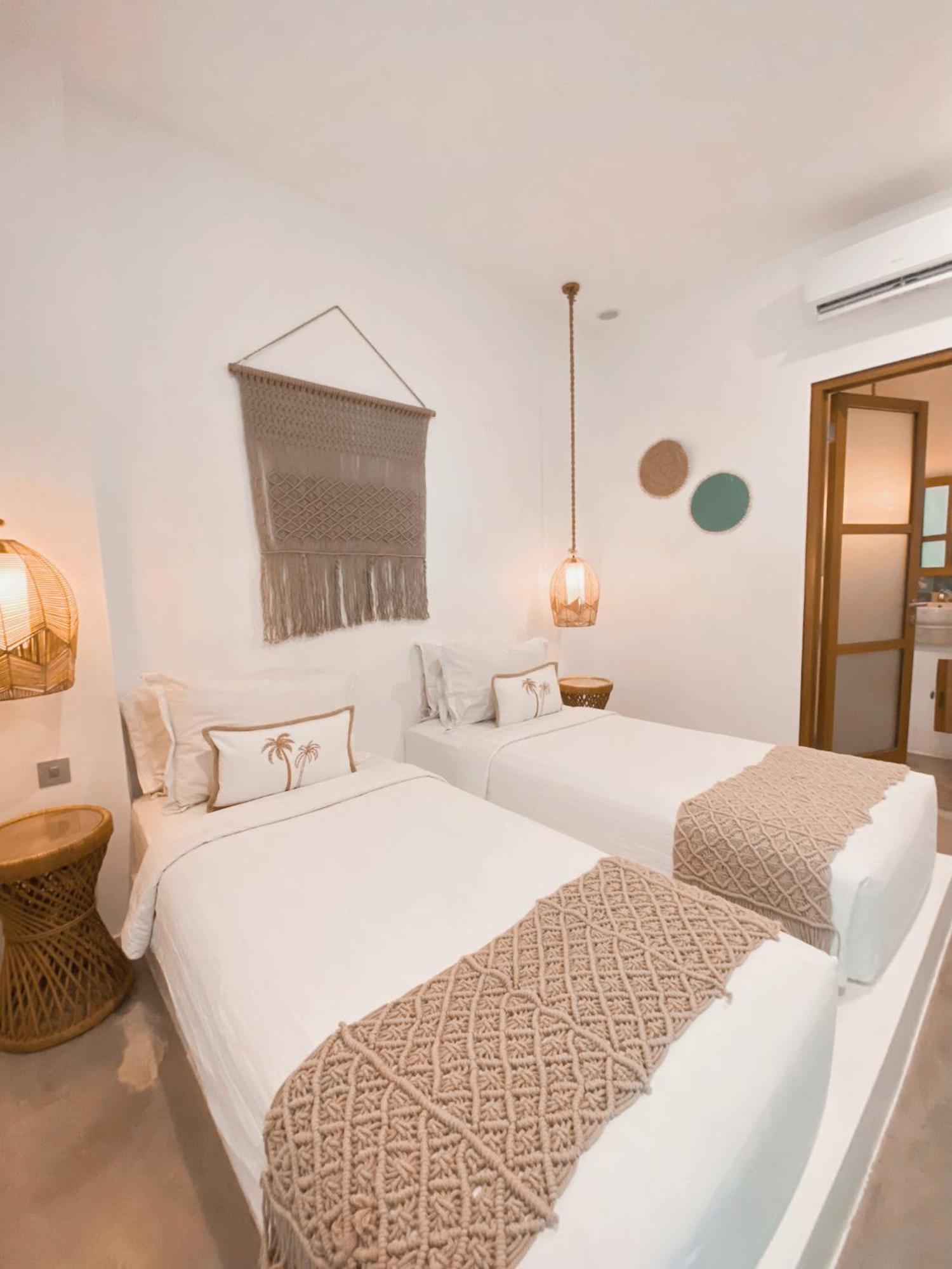 Seaesta Komodo Hostel & Hotel Лабуан Баджо Екстериор снимка