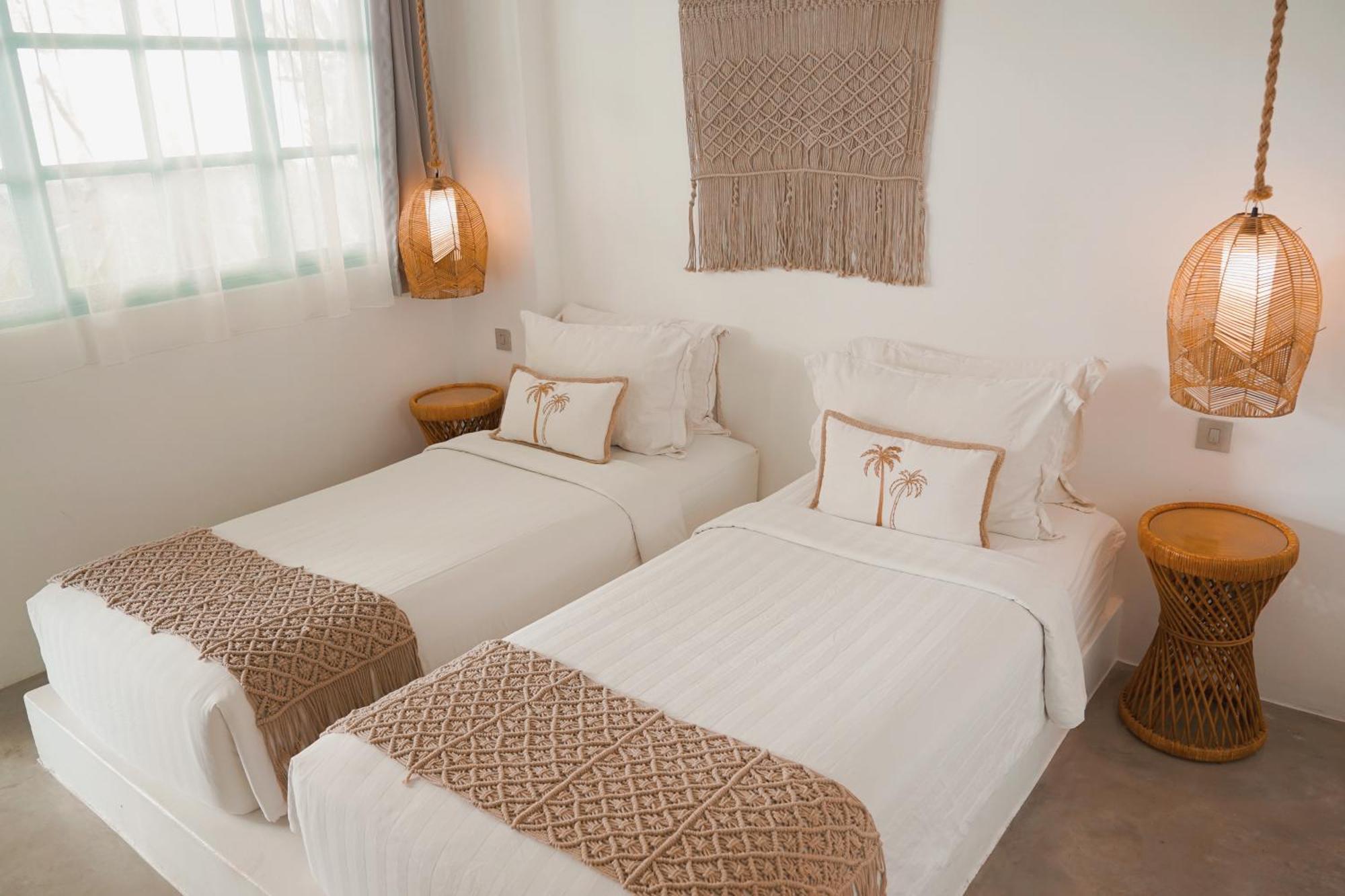 Seaesta Komodo Hostel & Hotel Лабуан Баджо Екстериор снимка